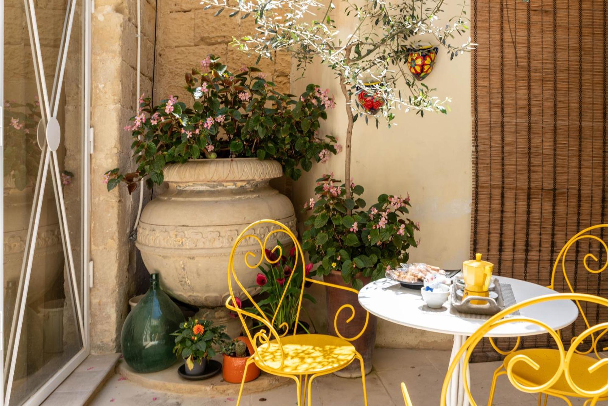 B&B Corte Dei Memoli Di Margiotta Giuseppina Lecce Exterior photo