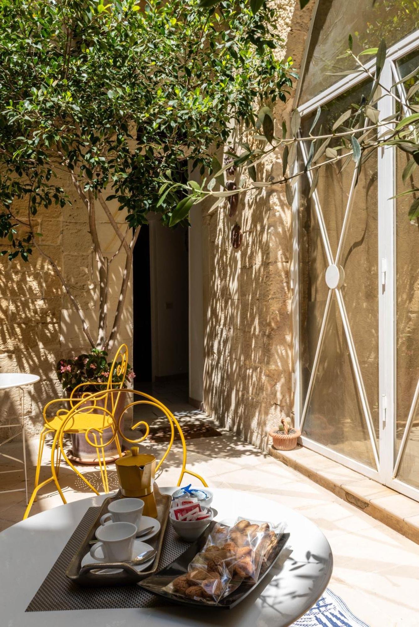 B&B Corte Dei Memoli Di Margiotta Giuseppina Lecce Exterior photo