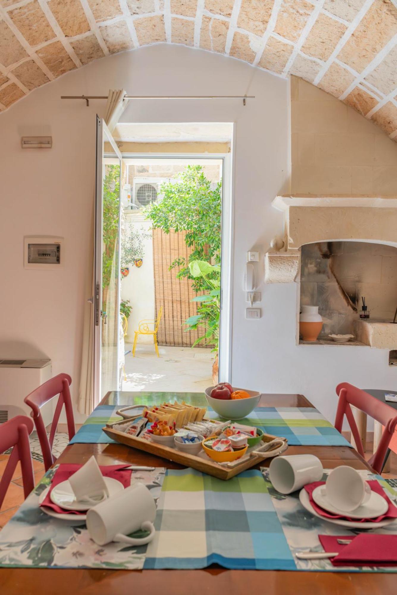B&B Corte Dei Memoli Di Margiotta Giuseppina Lecce Exterior photo